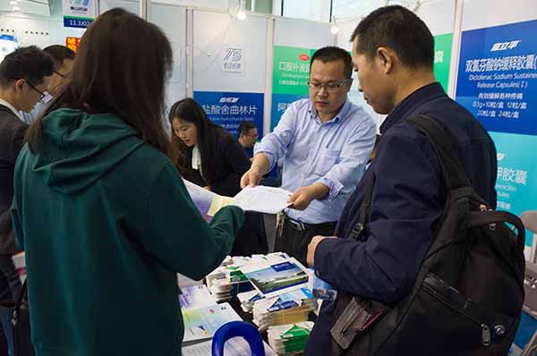 控銷部工作人員向客戶介紹產(chǎn)品